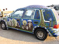 IMG 4471  A strange car decorated with broken glass : flowers