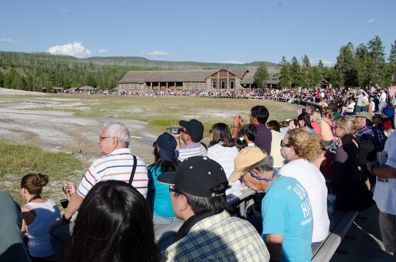 _DSC7181.jpg - The crowd at Old Faithful