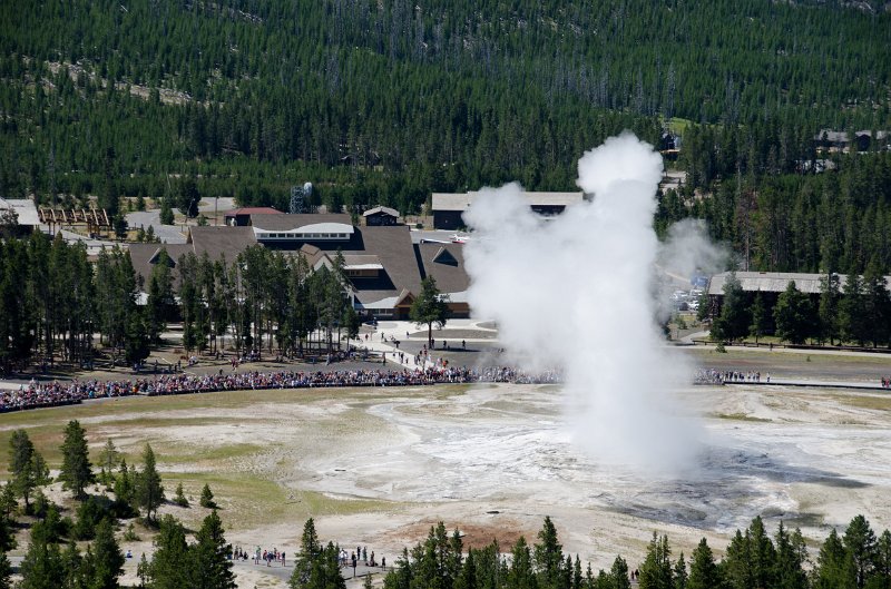 _DSC7211.jpg - Old Faithful seen from the Observation Point Trail