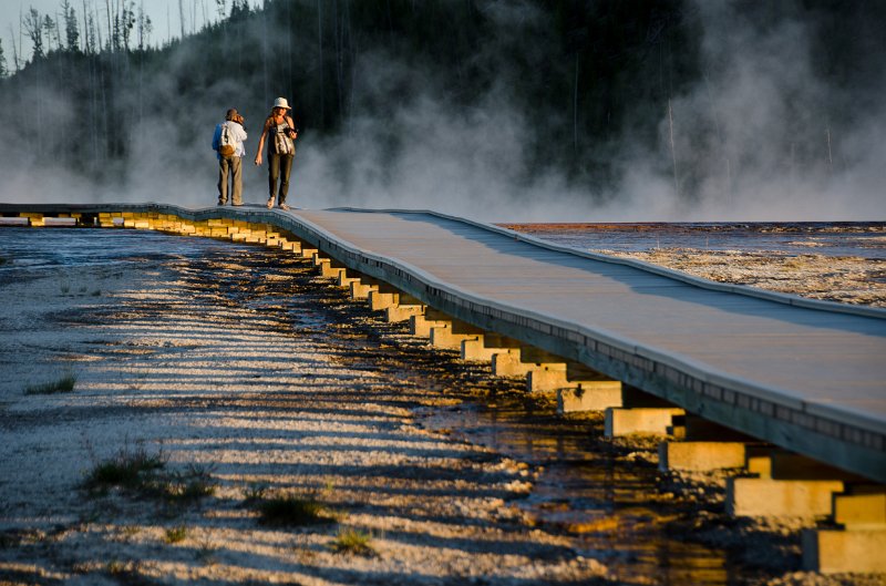 _DSC7328.jpg - The boardwalk at Grand Prismatic Spring near sunset