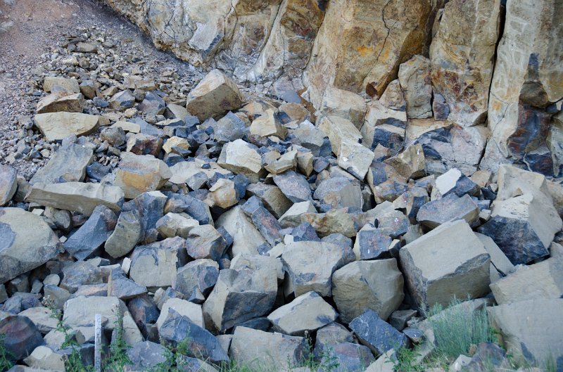 _DSC7674.jpg - Basalt rubble at the Overhanging Cliff