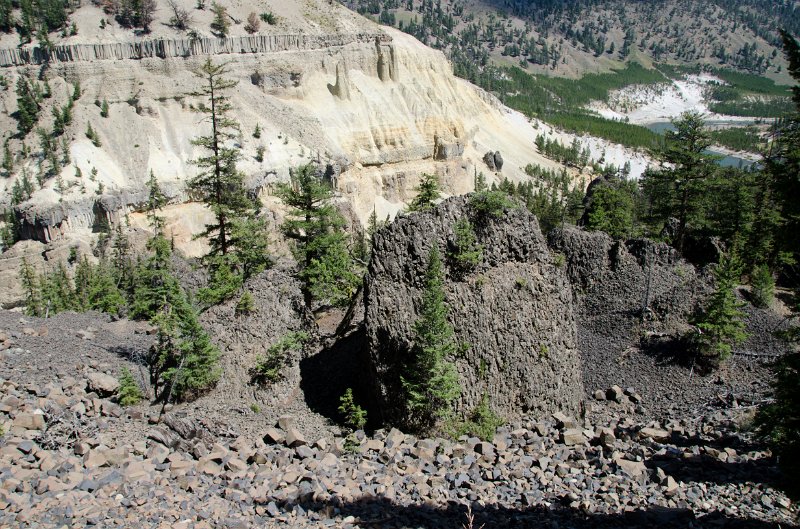 _DSC7675.jpg - Part of the Devil's Den basalt formation above Tower Fall